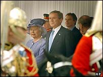 महारानी एलिज़बेथ के साथ जॉर्ज बुश