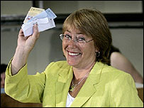 Michelle Bechelet vota na eleições de domingo
