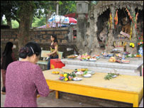 Người dân lễ chùa 