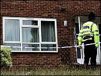 Policia britanike duke bastisur shtëpitë e të dyshuarve