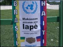 Cartaz em francês e créole