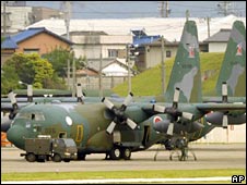 Một máy bay vận tải quân sự C-130 của Nhật Bản tại một sân bay ở miền Trung nước này hôm 28/05/2008