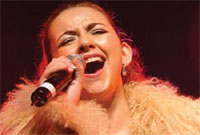 Charlotte Church yn cyflwyno'r rhaglen 'Have I Got News for You'