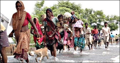 सुरक्षित स्थान की तलाश में जाते लोग