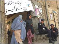 Oy merkezinden çıkan Afgan kadınlar