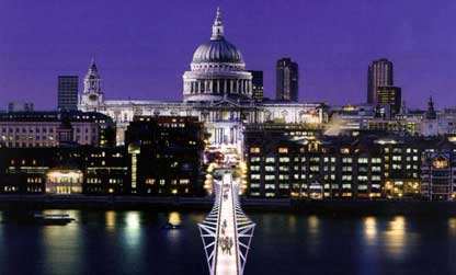 Vista da Catedral de St Paul e da Ponte do Milênio