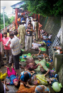 Corpos ficaram espalhados pelo chão da trilha que leva ao templo