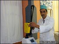 دکتر فضل احمد باور در اتاق عمل