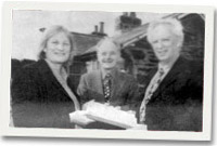 Ymddiriedolwyr Rebecca, Dewi Lewis, Bryan Rees Jones, Morris Jones, Maldwyn Lewis a Susan Owen yn cyflwyno llechen ac arni restr o'r tollau allan o Ddeddf 1807 i Sue Essex. Llun gan Arwyn Roberts