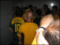 中场休息时男厕所一片黑暗