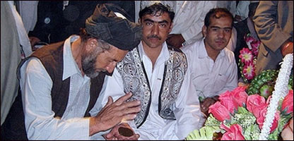 يو تن د زوم په لاس نکريزې پورې کوي