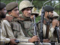 پاکستاني پوځيان د سرۀ جومات په شاوخوا کې