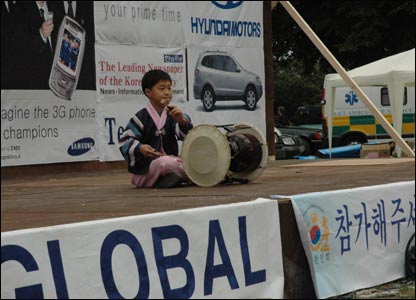 Cậu bé biểu diễn trống