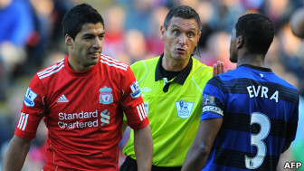 Luis Suárez y Patrice Evra