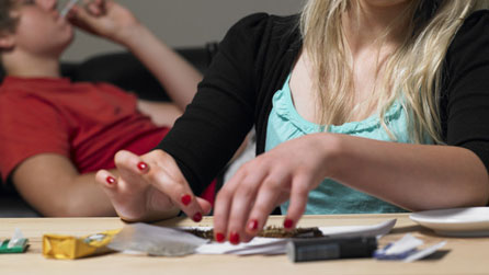 Pobl ifanc yn cymeryd cyffuriau