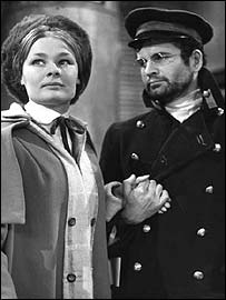 Britští herci Judy Denchová a Ian Holm ve hře Višňový sad