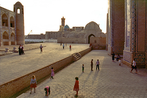 People: scale alt text