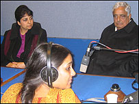 महबूबा मुफ़्ती और मुफ़्ती मोहम्मद सईद बीबीसी स्टूडियो में