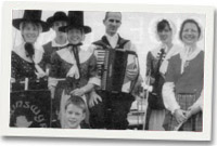 Band Dawnswyr Môn ar y cei ym Mortagne sur Gironde - Awst 2003