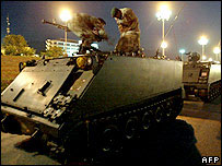 Soldados paquistaneses patrulham a área da Mesquita Vermelha