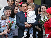 Hugo Chávez (centro) com Consuelo Gonzáles (esq.) e Clara Rojas