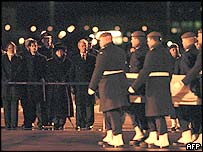 Törenle karşılanan bir felaketzede cesedi