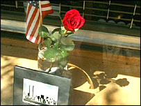 मारे गए लोगों को श्रद्धांजलि