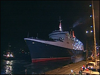 QE2 leaving her terminal