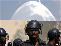 نیروهای پاکستان در برابر مسجد سرخ - عکس آرشیوی