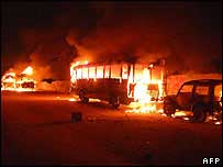 Veículos incendiados na cidade de Hyderabad, no Paquistão