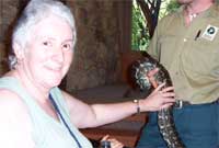 Mam yn cyffwrdd neidr