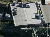 Destroços da ponte sobre o rio Mississipi