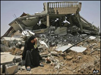 palestina ao lado de casa destruída em Gaza