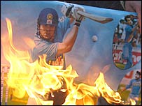 खिलाड़ियों के ख़िलाफ़ प्रदर्शन