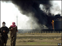 Insurgentes correm perto de instalação petrolífera incendiada em Mosul