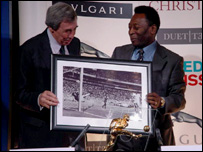 Pelé e Banks com foto da Copa de 1970 