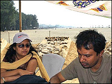 কক্সবাজারের সৈকতে সংলাপের আগে প্রশ্ন চুড়ান্ত করছেন প্রযোজক ওয়ালিউর রহমান মিরাজ। পাশে উপস্থাপক মিথিণা ফারজানা