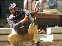 Pakistanlı gvenlik görevlisi