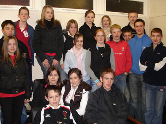 Criw o aelodau Clwb Ffermwyr Ifanc Edeyrnion