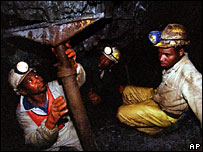 Mineiros em mina de ouro da África do Sul