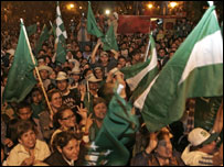 Defensores da autonomia comemoram após fechamento das urnas