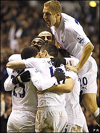 热刺队员庆祝获胜