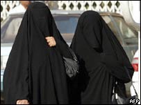 Çarşaflı Suudi kadınlar