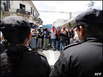 Milhares de pessoas pretendem chegar até o palácio presidencial, onde Bush deverá se encontrar com Berger.