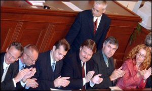 Špidlova vláda podle analytiků prodejem Unipetrolu získá několik miliard Kč.