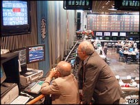 Arjantin'de ekranları izleyen yatırımcılar