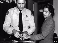 Rosa Parks foi presa e acusada por violação das leis de segregação