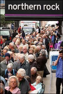 北岩银行支行门口排起挤兑提款的长龙