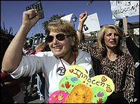 fãs de Michael Jackson em frente ao tribunal