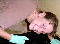 ابو غریب میں قیدیوں پر تشدد کرنے والی امریکی فوجی